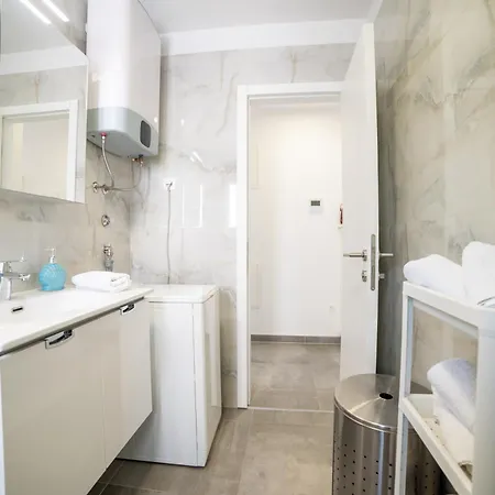 Blue Lagoon Apartment *